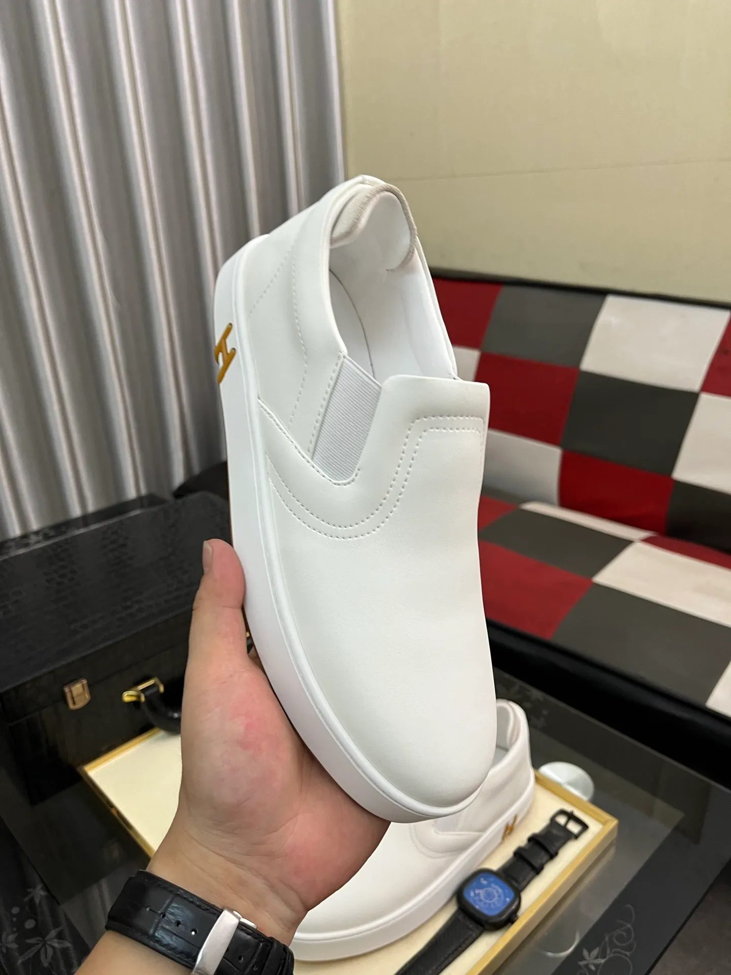 Men's Men's Shoes💰458⌚️⌚️HERMES/Hermès Hugo sneakers are casual men's shoes. These sneakers are made of imported first-layer cowhide leather and breathable mesh design. The contrasting color design creates a dynamic and modern shape. The front end of the toe is decorated with natural-color rubber inlays, making it novel and fashionable. The texture is incomparable, with cowhide lining and cowhide foot pads, the upper foot is comfortable and breathable, and the rubber sole is decorated with geometric patterns and iconic "H" details. A very personal one! Size: 38-44